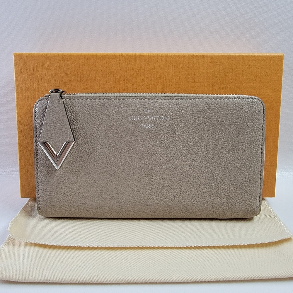 LOUIS VUITTON Comet Taurillon Leather Zippy Long Wallet